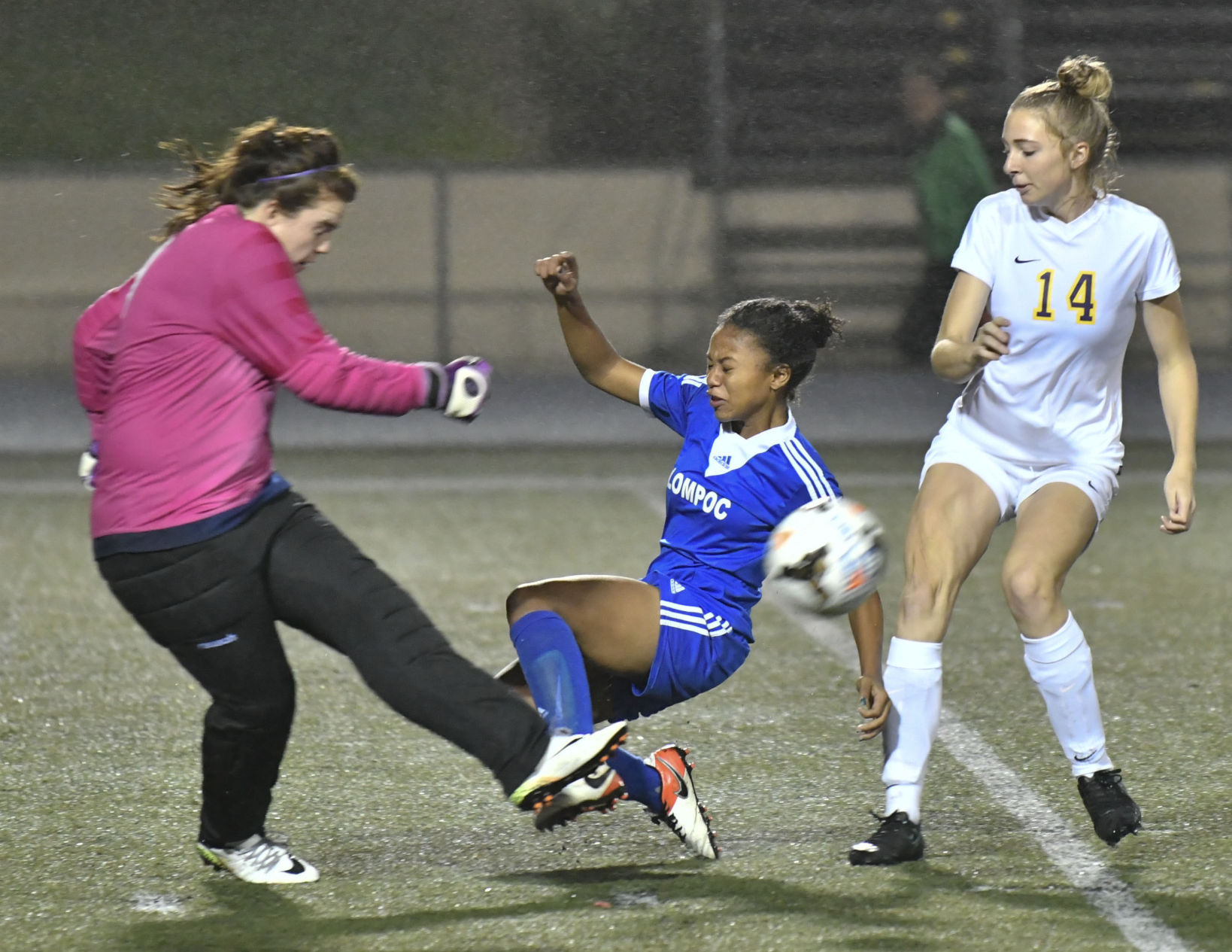 120816 Lompoc Righetti gsoccer 02.jpg